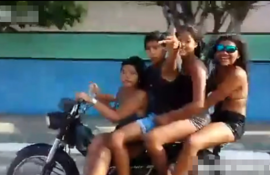 【事故映像】車を挑発するバイクに乗った子供4人がざまぁｗってなる瞬間ｗ
