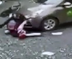 横から車に激突された二人乗りバイク、そのまま潰されてしまう…